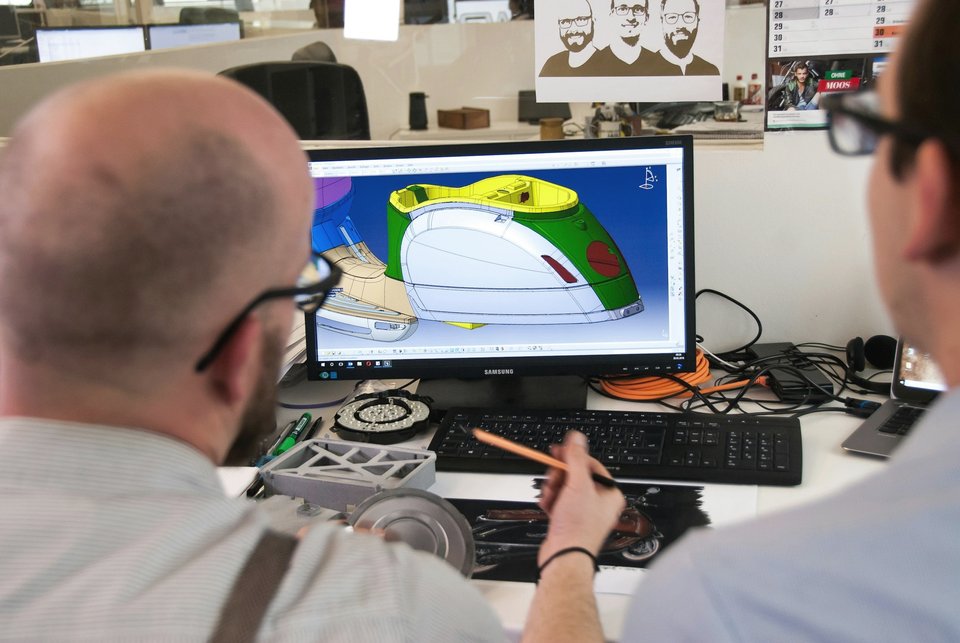Homme à lunettes regardant un écran