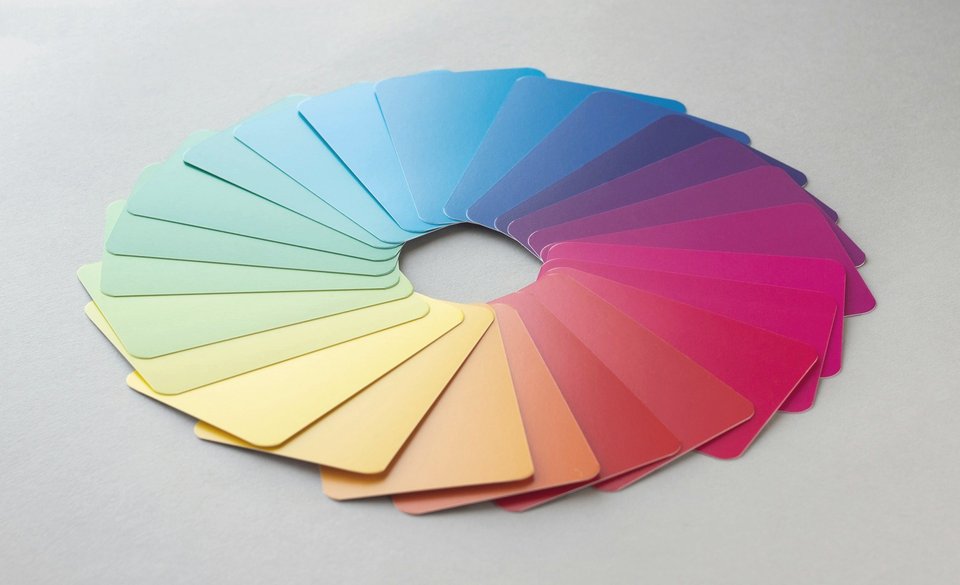 Cercle de nuanciers de couleurs sur une surface blanche