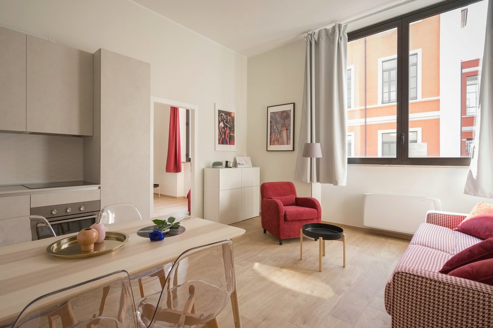 Pièce lumineuse et rangée avec un mobilier simple