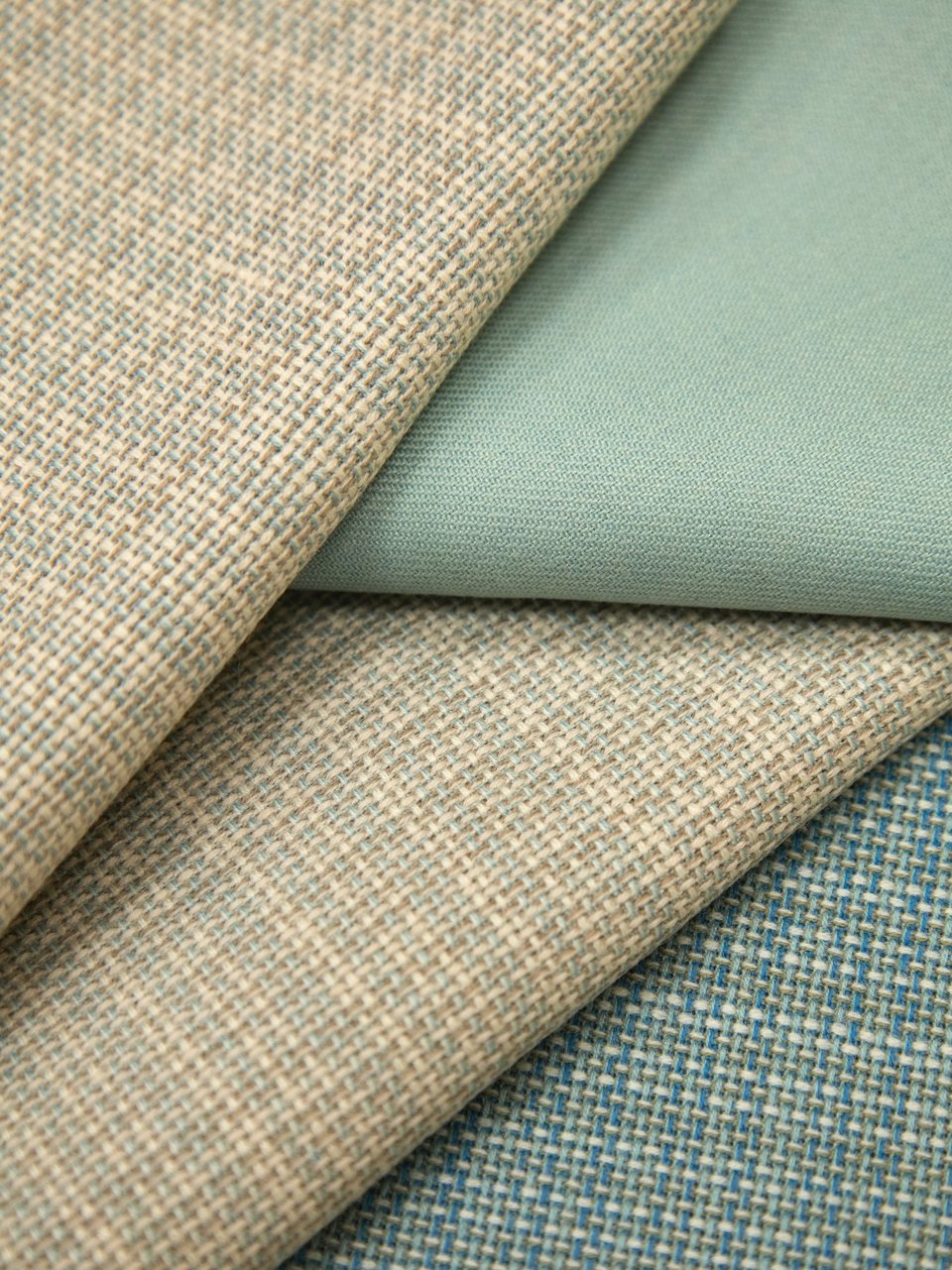 Plusieurs échantillons de tissus de différentes couleurs
