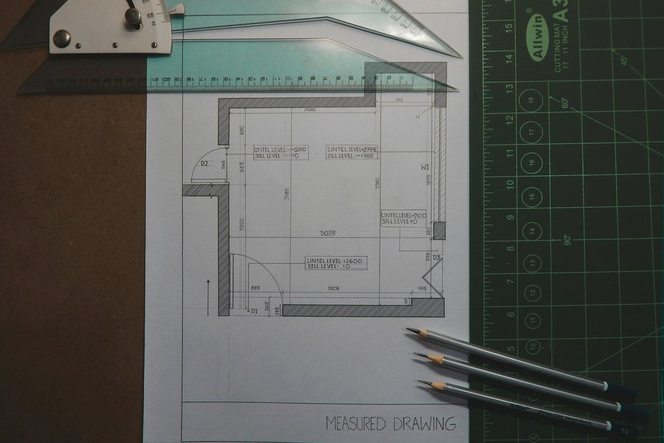 Feuille blanche avec un crayon noir