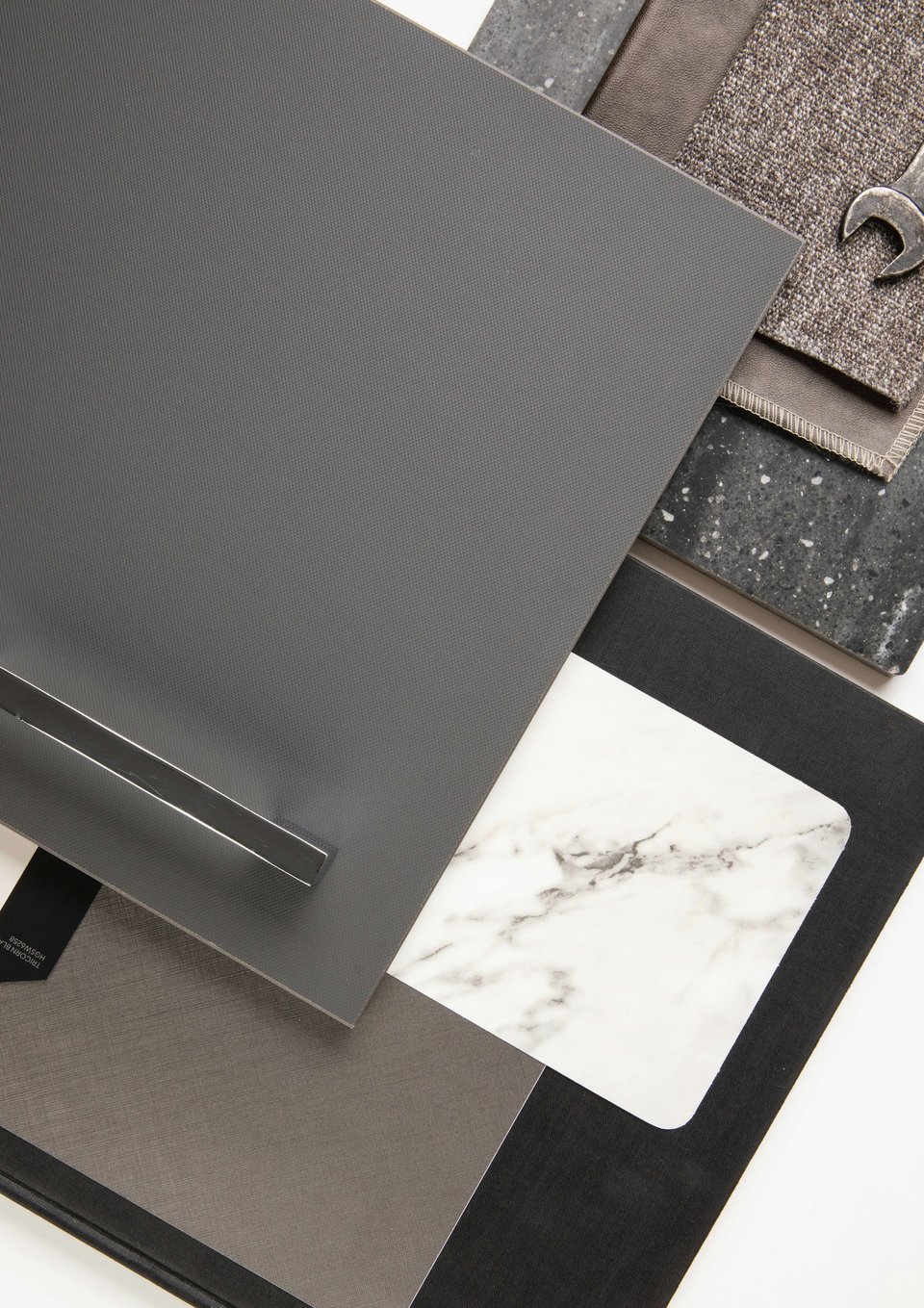 Échantillons de matériaux disposés sur une surface blanche