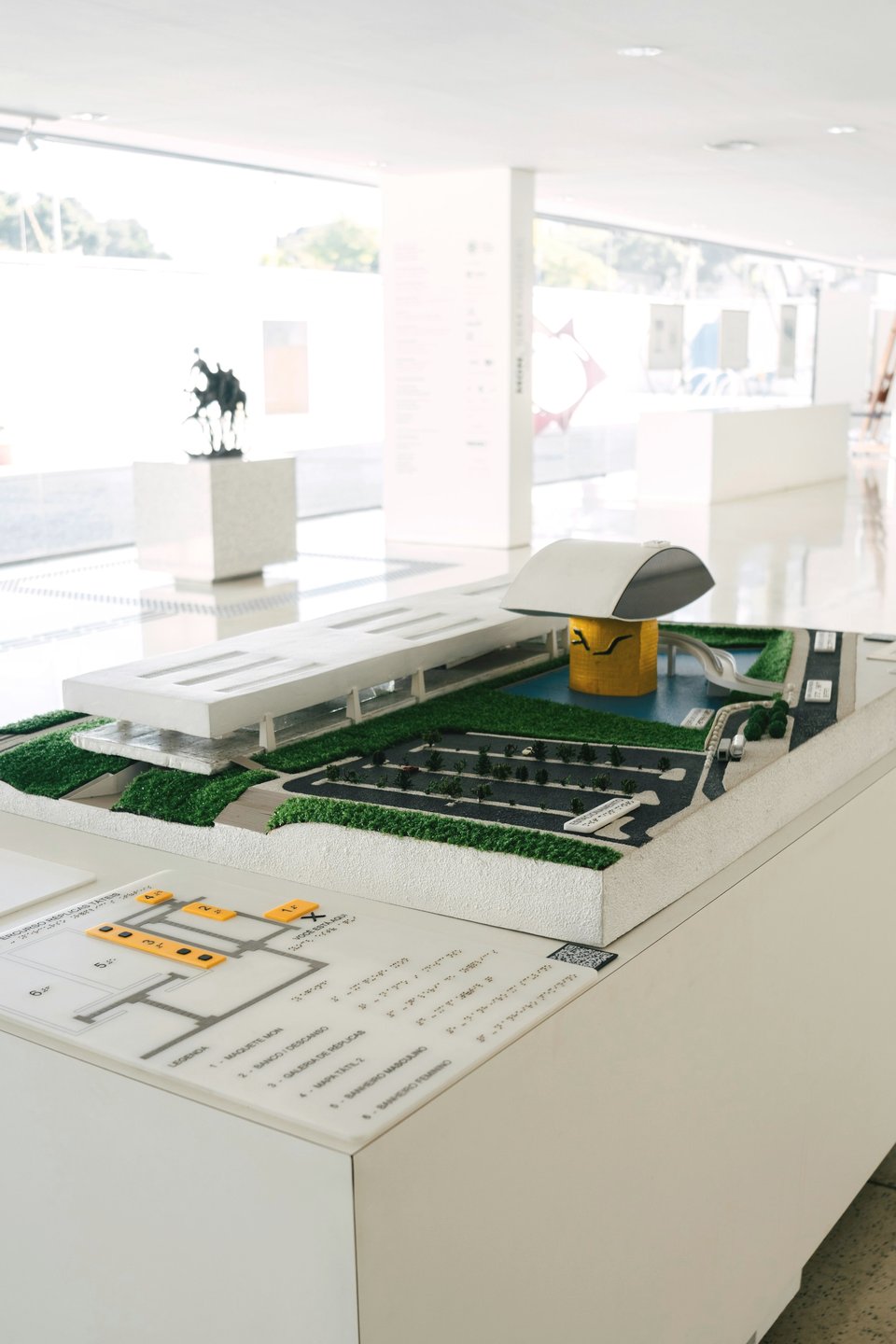 Maquette d'architecture d'un bâtiment moderne avec aménagement paysager