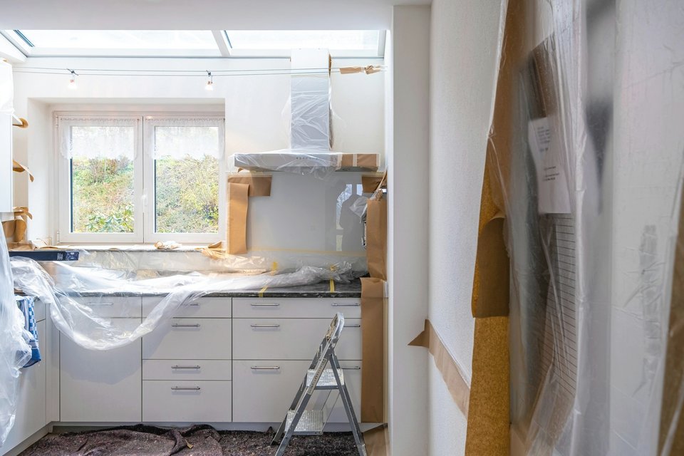 Cuisine en rénovation, meubles protégés par du papier