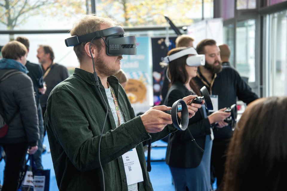 Personne portant un casque de réalité virtuelle dans une pièce