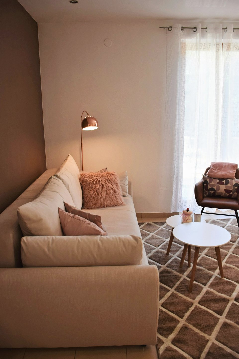 Salon avec un canapé et une table