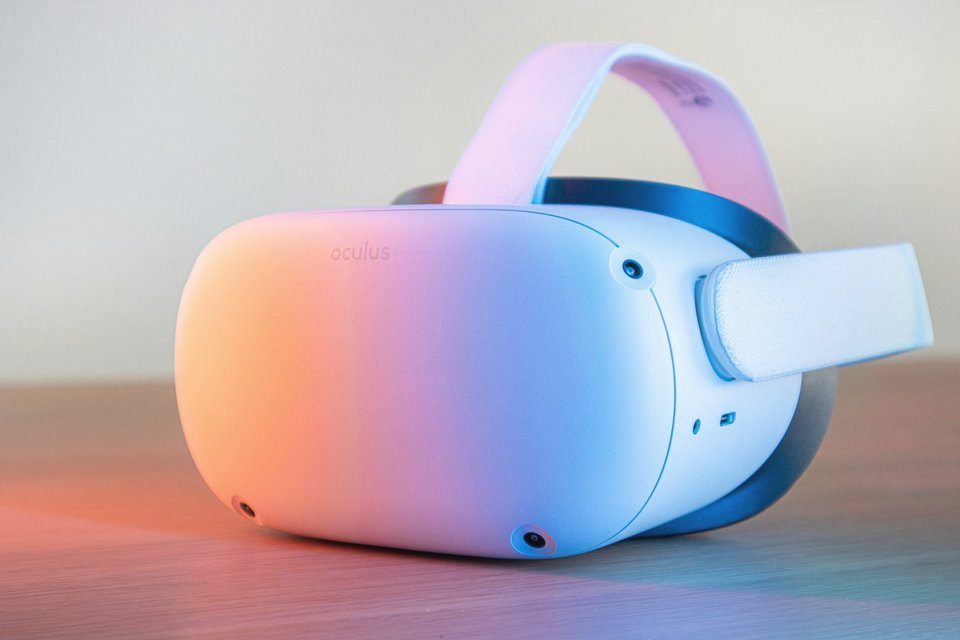 Lunettes de réalité virtuelle roses et blanches