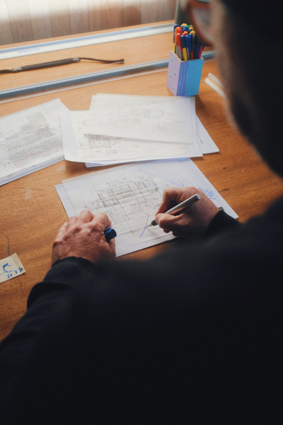 Personne écrivant sur une feuille blanche