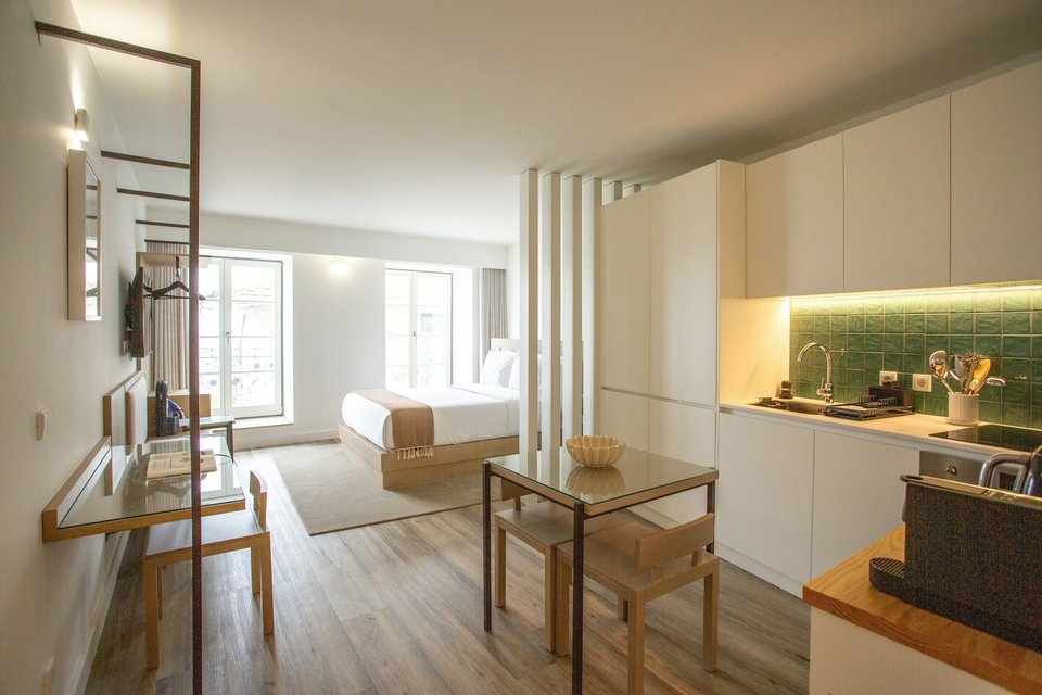 Cuisine avec une table et des chaises